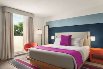 Room, 1 King Bed, Balcony