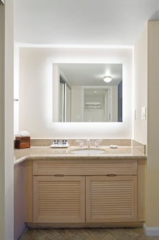 Room (King - Bay Front)