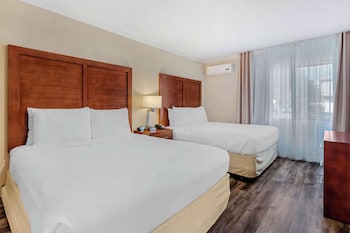 Family Room, 1 King Bed and 2 Queen Beds, Non Smoking