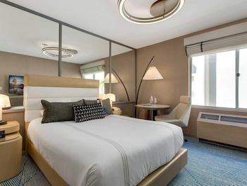 Deluxe Room, 1 King Bed (C1)