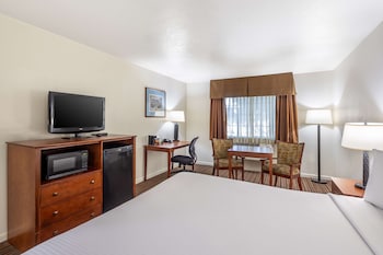 Standard Room, 1 King Bed, Non Smoking, Refrigerator & Microwave