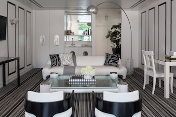 Suite, 1 King Bed, Accessible