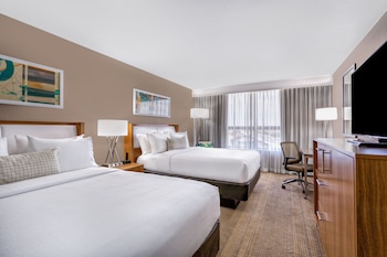 Standard Room, 2 Queen Beds, Roll-in Shower (Mobility)
