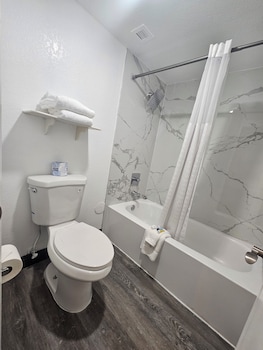 Deluxe Room, 1 King Bed, Non Smoking