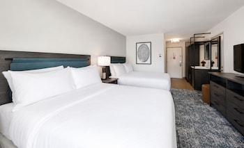 Deluxe Room, 2 Queen Beds, Bathtub