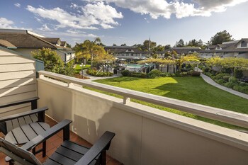 Room, 2 Queen Beds, Garden View