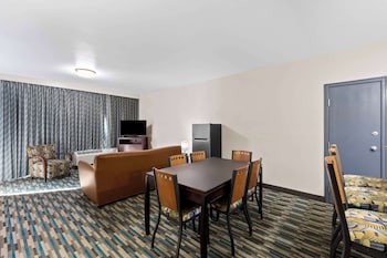 Studio Suite, 2 Queen Beds, Non Smoking, Poolside