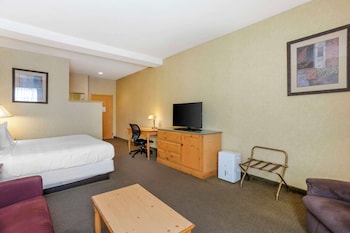 Standard Room, 1 King Bed, Non Smoking, Refrigerator