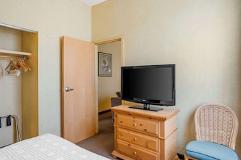 Suite, Multiple Beds, Non Smoking, Jetted Tub (Living Room)