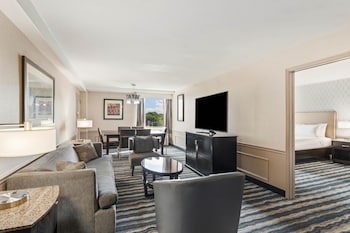 Premium Suite, 1 King Bed, Microwave
