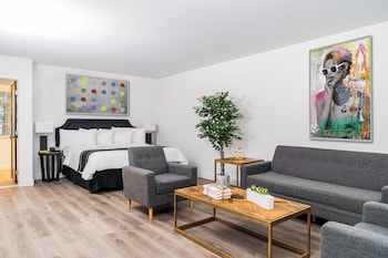 Signature Suite, 1 King Bed, Garden View