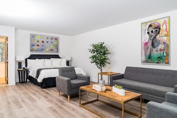 Signature Suite, 1 King Bed, Garden View