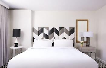 Premier Suite, 1 King Bed, Roll-in Shower