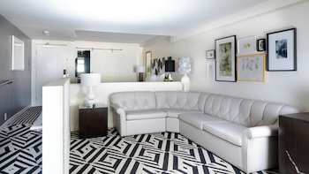 Premier Suite, 1 Queen Bed, Accessible