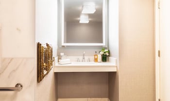 Premier Suite, 1 King Bed, Roll-in Shower