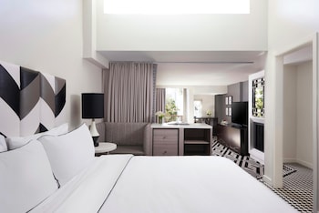 Signature Suite, 1 King Bed, Balcony (Top Floor)