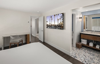 Suite, 1 King Bed with Sofa bed (Bayside Bungalow Cove)