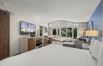 Junior Garden Suite, 1 King Bed
