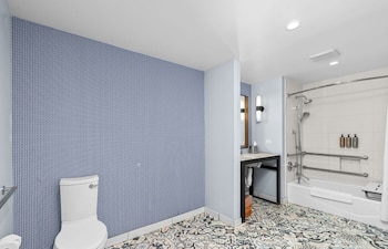Room, 1 King Bed (Accessible Shower-Tub)