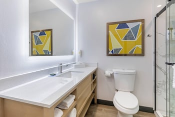 Standard Room, 2 Queen Beds, Balcony