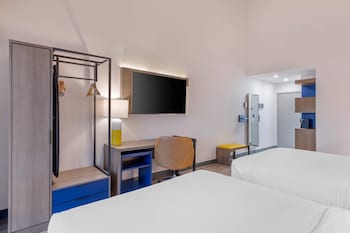 Standard Room, 2 Queen Beds, Balcony