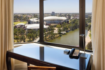 Classic Room, 1 King Bed, Club Lounge Access, River View (Panoramic River View)