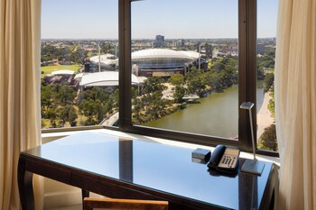 Classic Room, 1 King Bed, Club Lounge Access, River View (Panoramic River View)