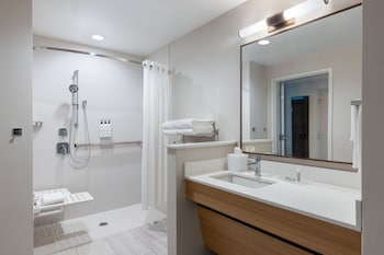 Room, 2 Queen Beds, Beachfront (Mobility/Hearing Accessible, Tub)