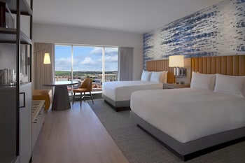 Deluxe Double Room (2 Queen Beds High Floor)