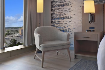 Room, 1 King Bed, Accessible, City View (Hearing)