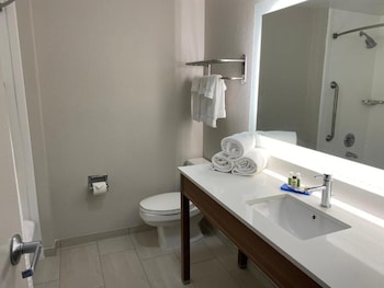 Suite, 2 Queen Beds (Living Area)