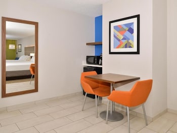 Suite, 2 Queen Beds (Living/Dining Area)