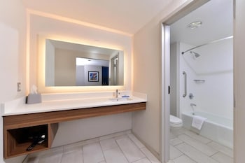 Suite, 2 Queen Beds (Living/Dining Area)