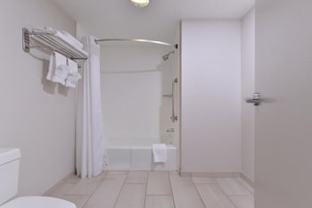 Standard Room, 1 Queen Bed, Accessible Bathtub (Mobility)