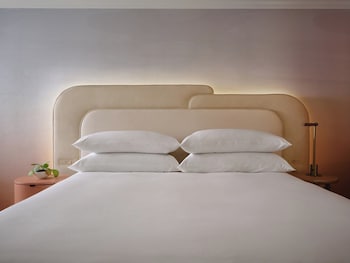 Room (Essential)
