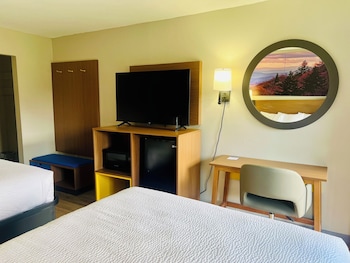 Room, 2 Queen Beds, Non Smoking (Accessible, Pet-Friendly)
