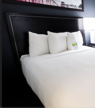 Room, 1 Bedroom, Accessible, Bathtub (1 queenbed & 1 sofabed)