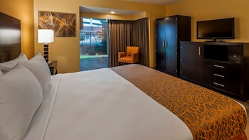 Standard Room, 1 King Bed, Refrigerator & Microwave, Courtyard View (Pet Friendly)