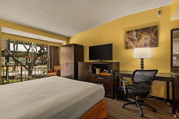 Standard Room, 1 King Bed, Refrigerator & Microwave, Courtyard View