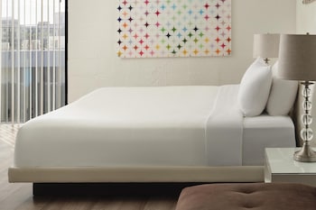 Deluxe Room, 1 King Bed, Non Smoking, Pool View