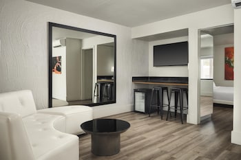 Suite, 1 King Bed, Non Smoking (Living Room)