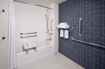 Room, 1 King Bed, Accessible, Bathtub (Mobility, Hearing)