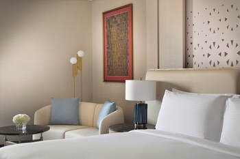 Classic Room, 1 King Bed, Smoking (Club Floor)