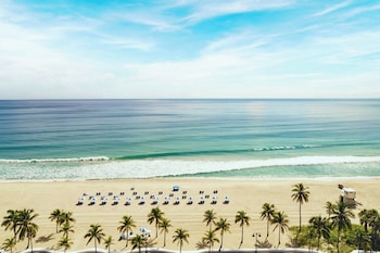 Superior Suite, 1 Bedroom, Hearing Accessible, Oceanfront (Dining/Sitting Area, Windows 2 Sides)