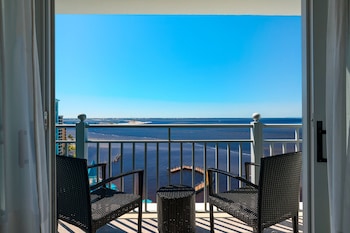 1 King Bed, Waterfront, Main Tower, Guest Room