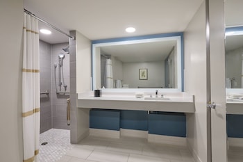 Room, 2 Queen Beds, Balcony (Mobility Accessible, Roll-in Shower)