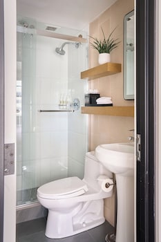Queen Guestroom Accessible