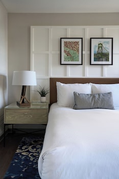 Queen Guestroom Accessible
