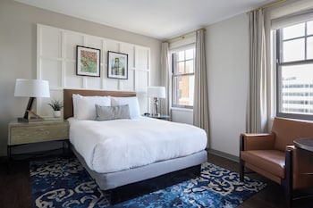 Queen Guestroom Accessible