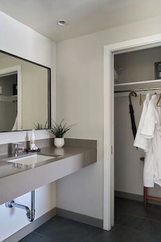 One Bedroom King Suite